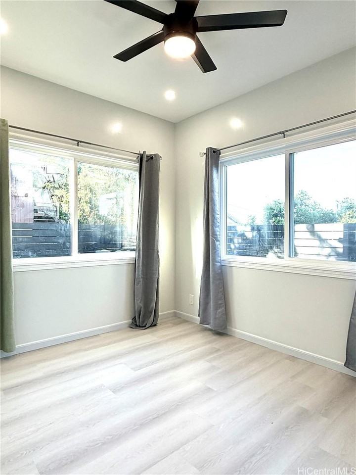 3323 Castle St - Photo 5 of 10