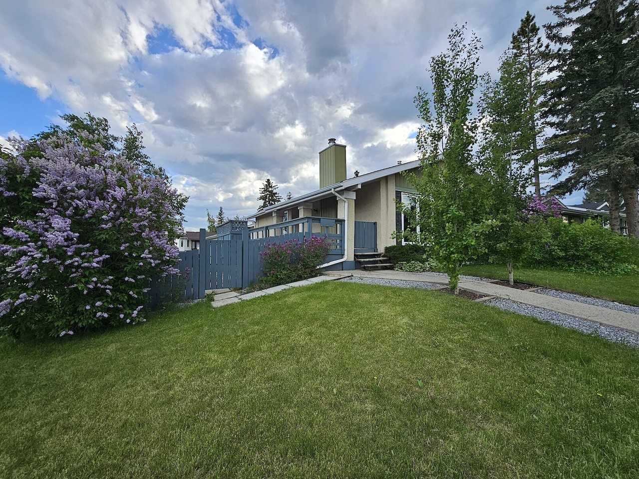 1847 76 Ave Se - Photo 2 of 13