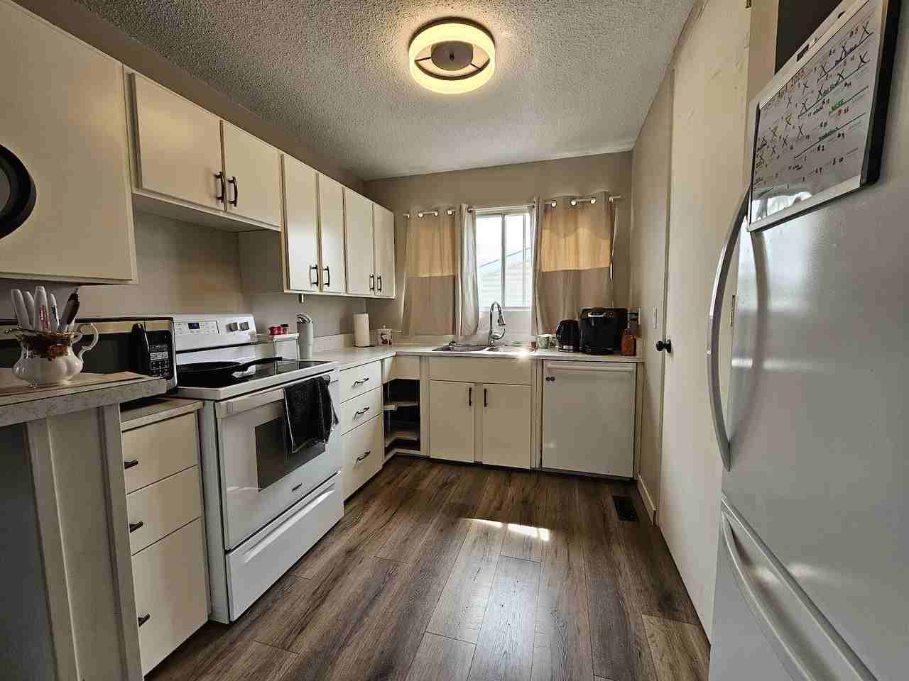 1847 76 Ave Se - Photo 3 of 13