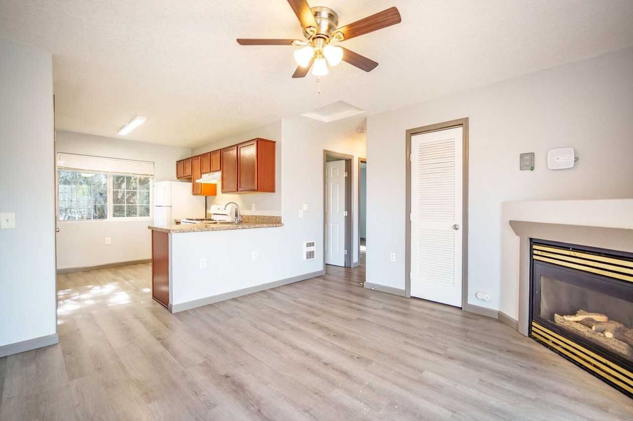 442-Northridge Plaza - Photo 2 of 23
