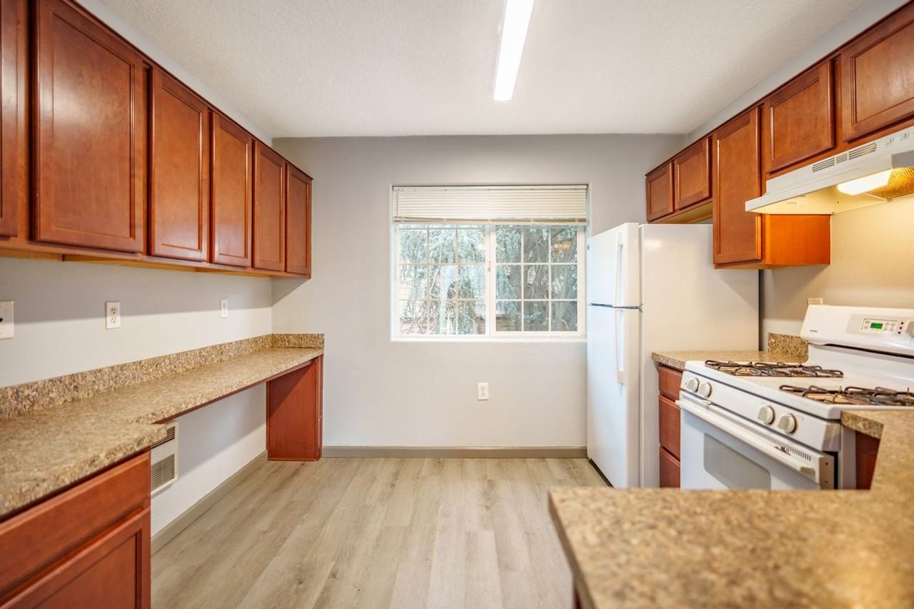 442-Northridge Plaza - Photo 4 of 23