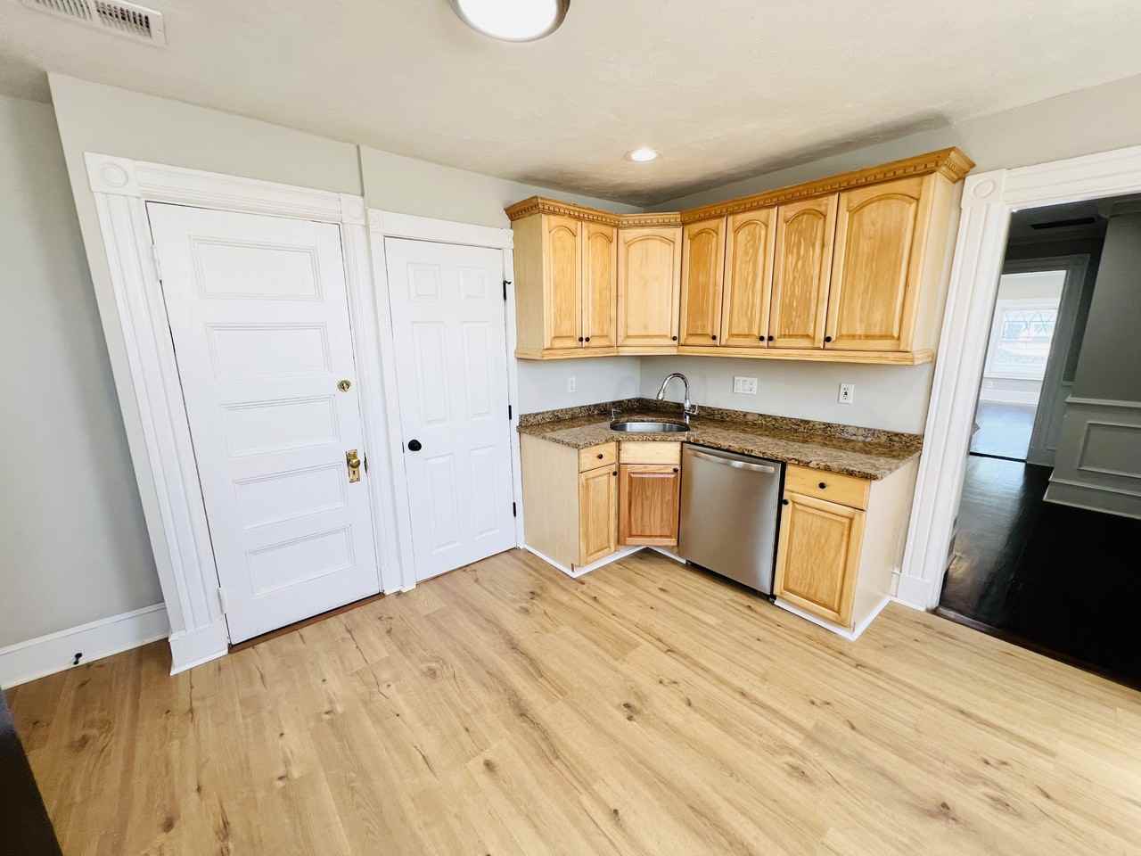 9 Abbotsford St #3 - Photo 5 of 41
