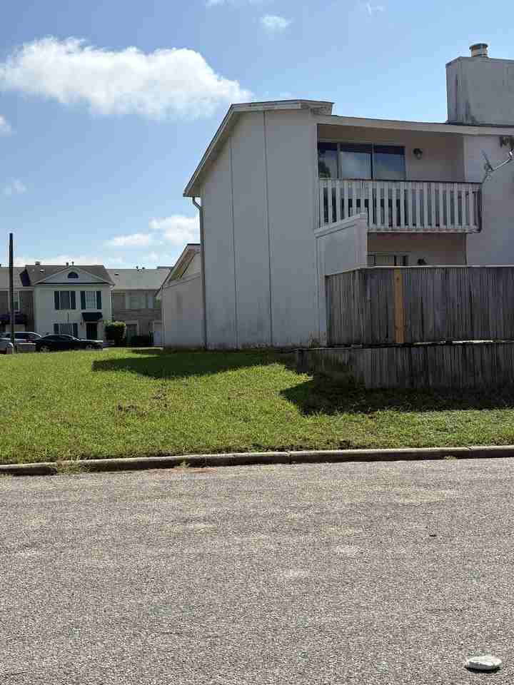 2100 Rexford Rd - Photo 2 of 12