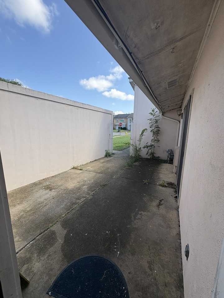 2100 Rexford Rd - Photo 3 of 12