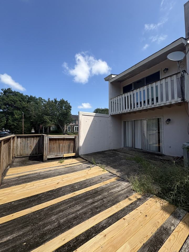 2100 Rexford Rd - Photo 4 of 12