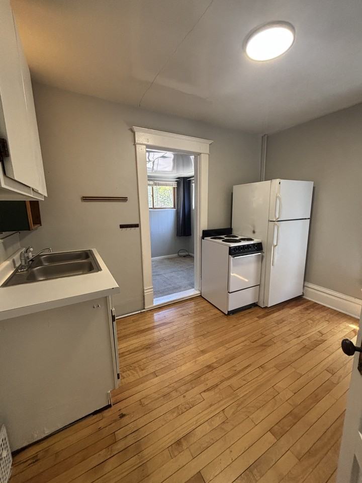 411 Dodge St #3 - Photo 3 of 8