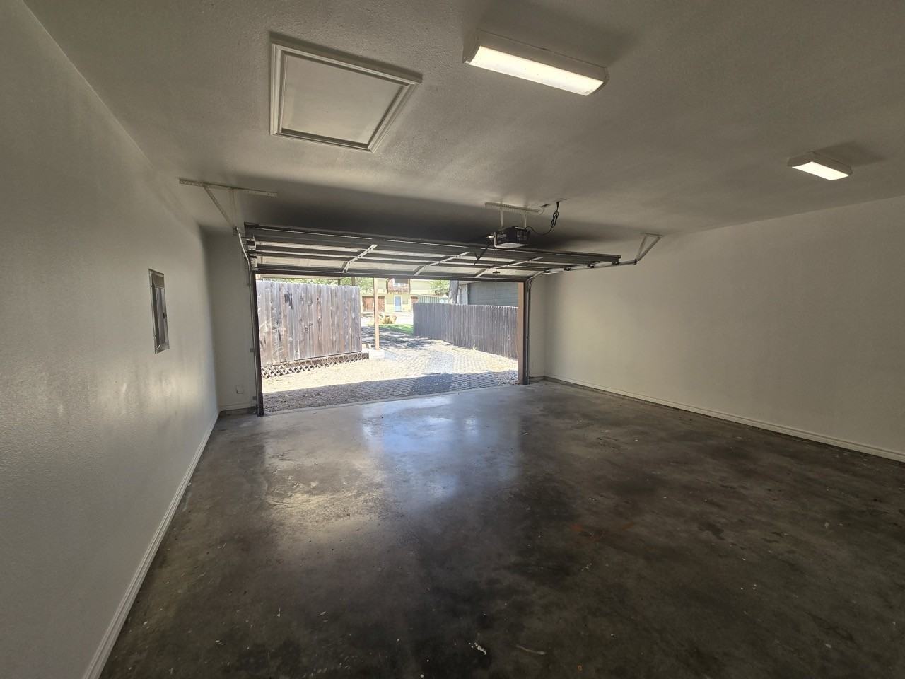 1703 E 16th St - Photo 3 of 15