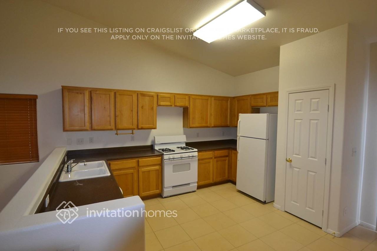 616 Cowboy Cross Ave - Photo 3 of 6