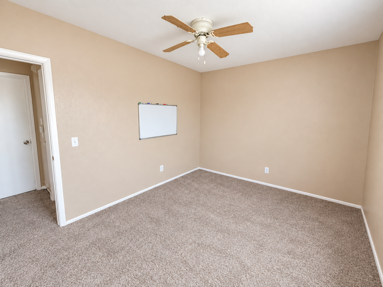 811 S 75 E - Photo 3 of 8