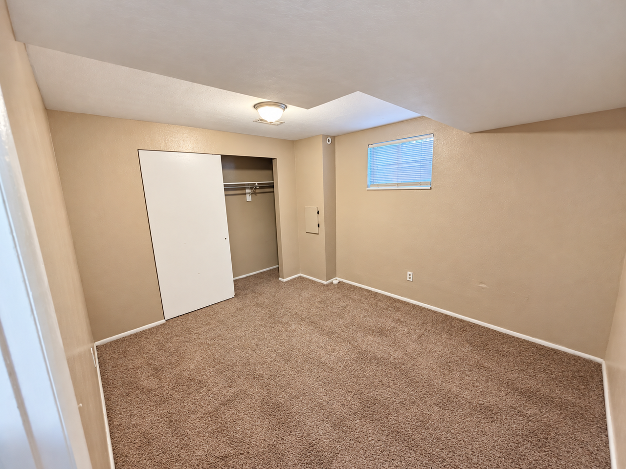 811 S 75 E - Photo 4 of 8