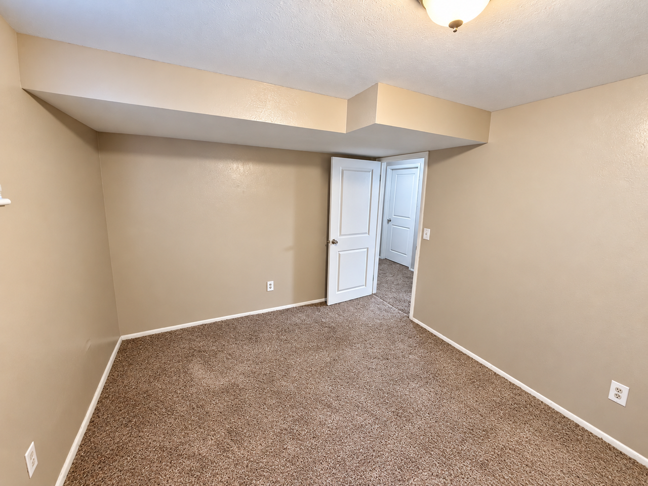 811 S 75 E - Photo 5 of 8