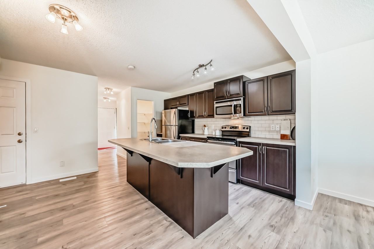 790 River Heights Crescent - Photo 2 of 25