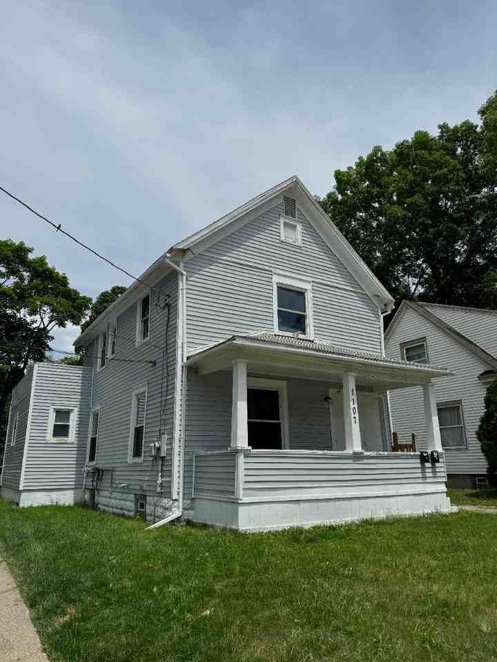 1107 Hickory St - Photo 3 of 5