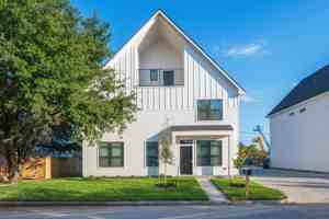 featured image of 2111 Crest St #1