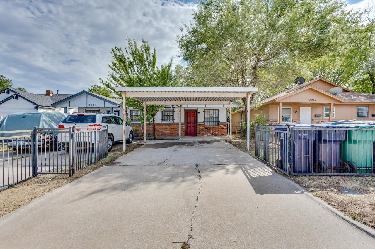 2210 Sw 30th St - Photo 2 of 20