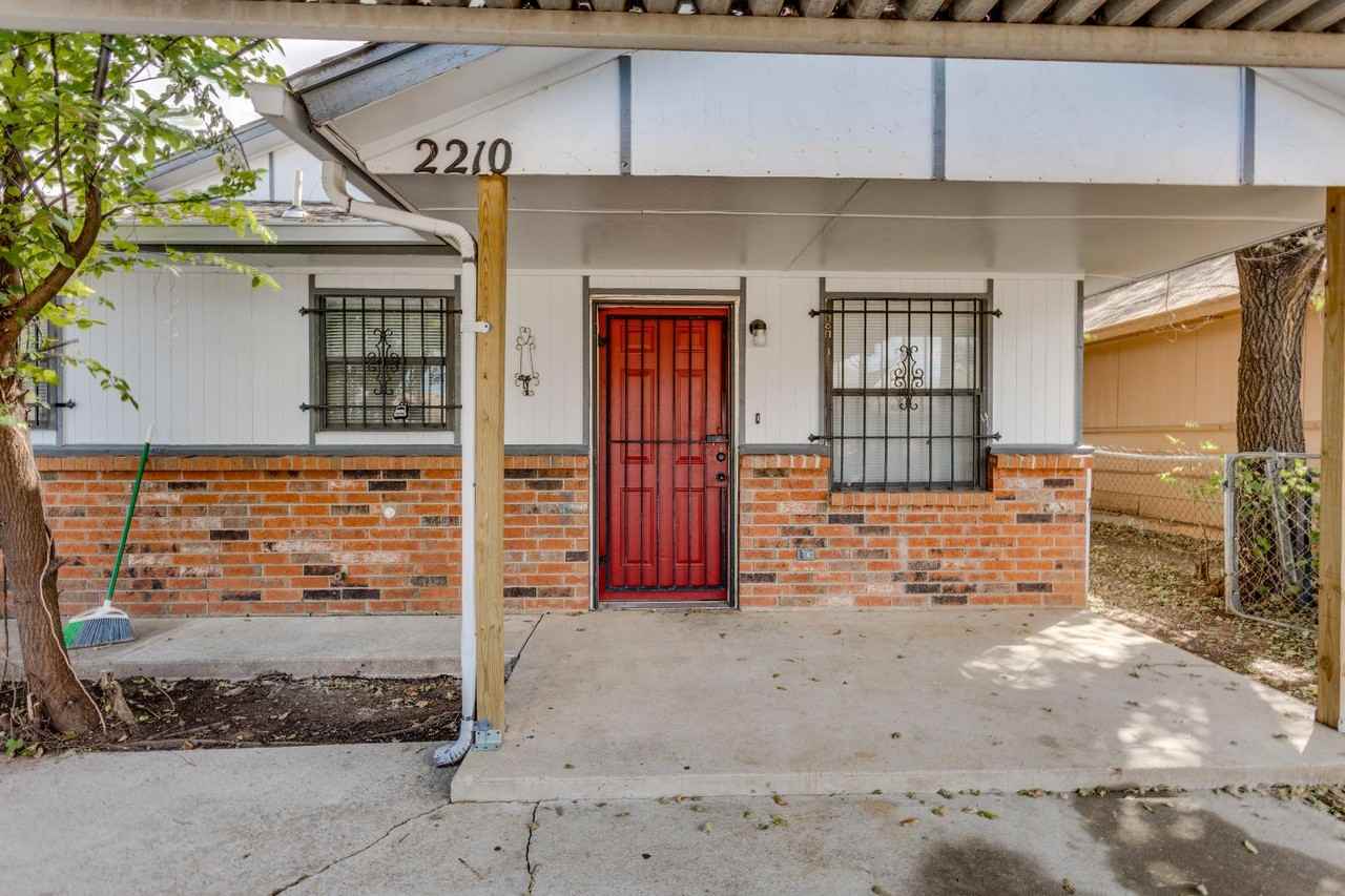 2210 Sw 30th St - Photo 3 of 20