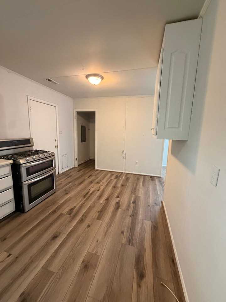 1832 Bancroft Dr - Photo 4 of 13