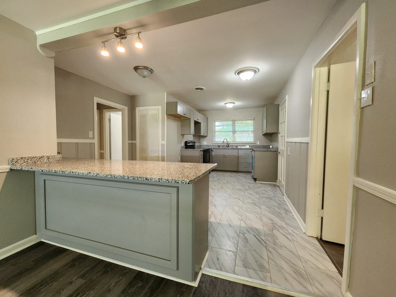 1005 Thompson St #1 - Photo 5 of 10
