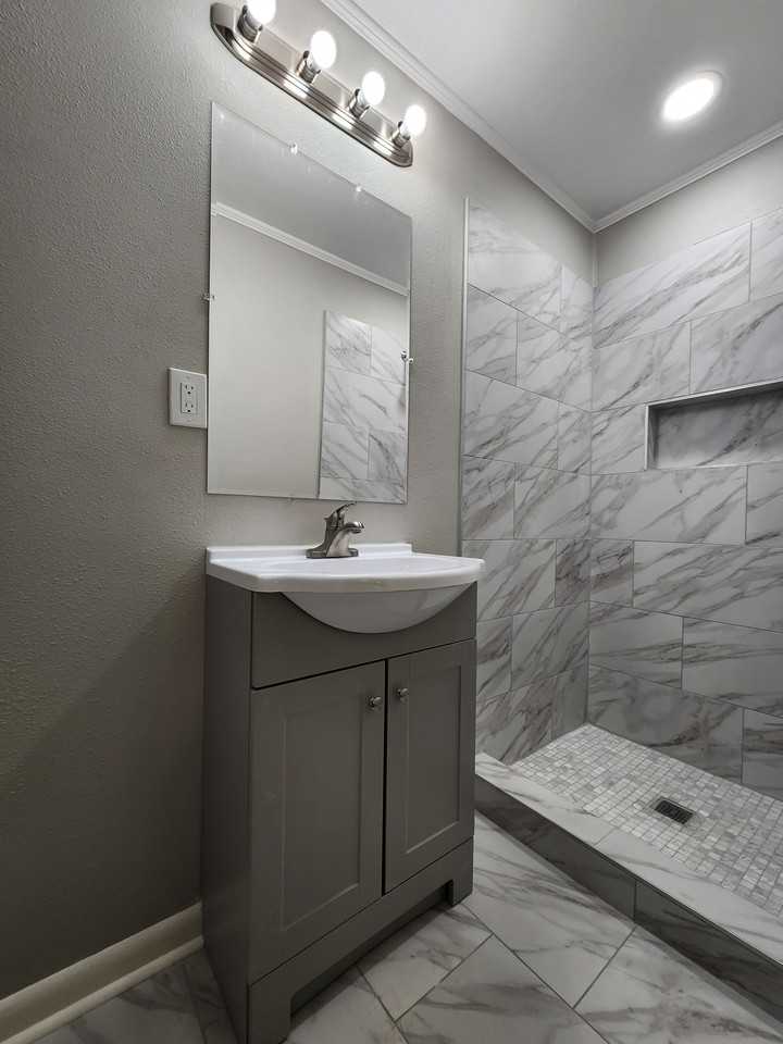 1005 Thompson St #1 - Photo 7 of 10