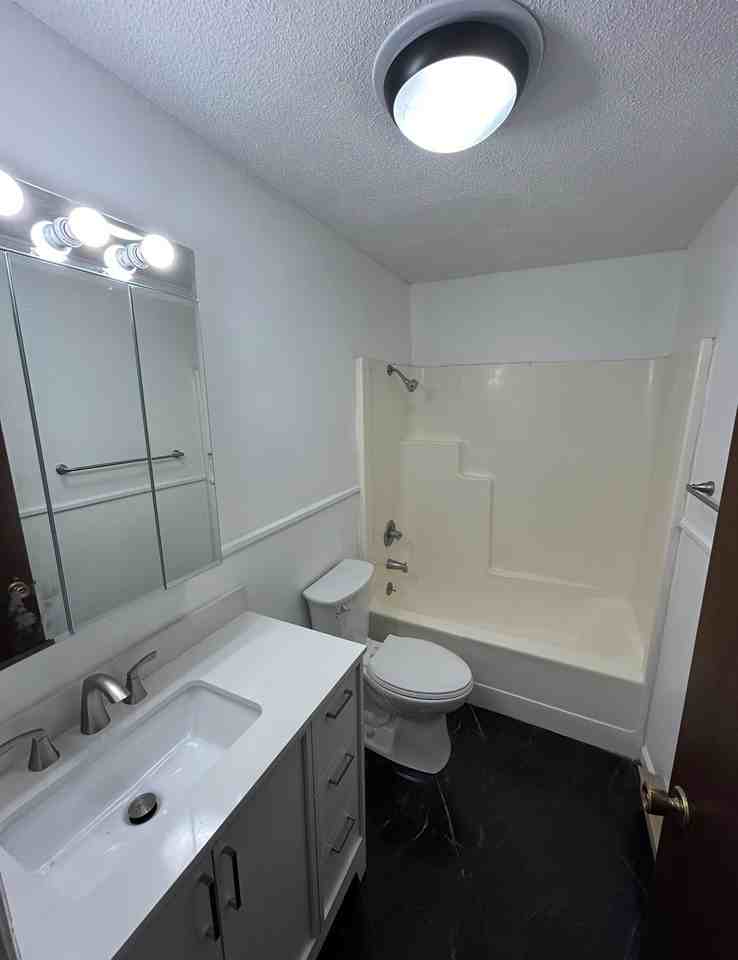 1004 S College St #3 - Photo 4 of 12