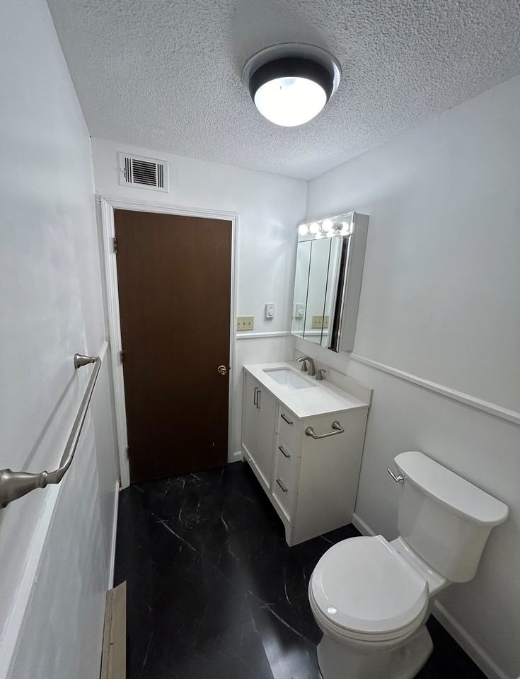 1004 S College St #3 - Photo 5 of 12
