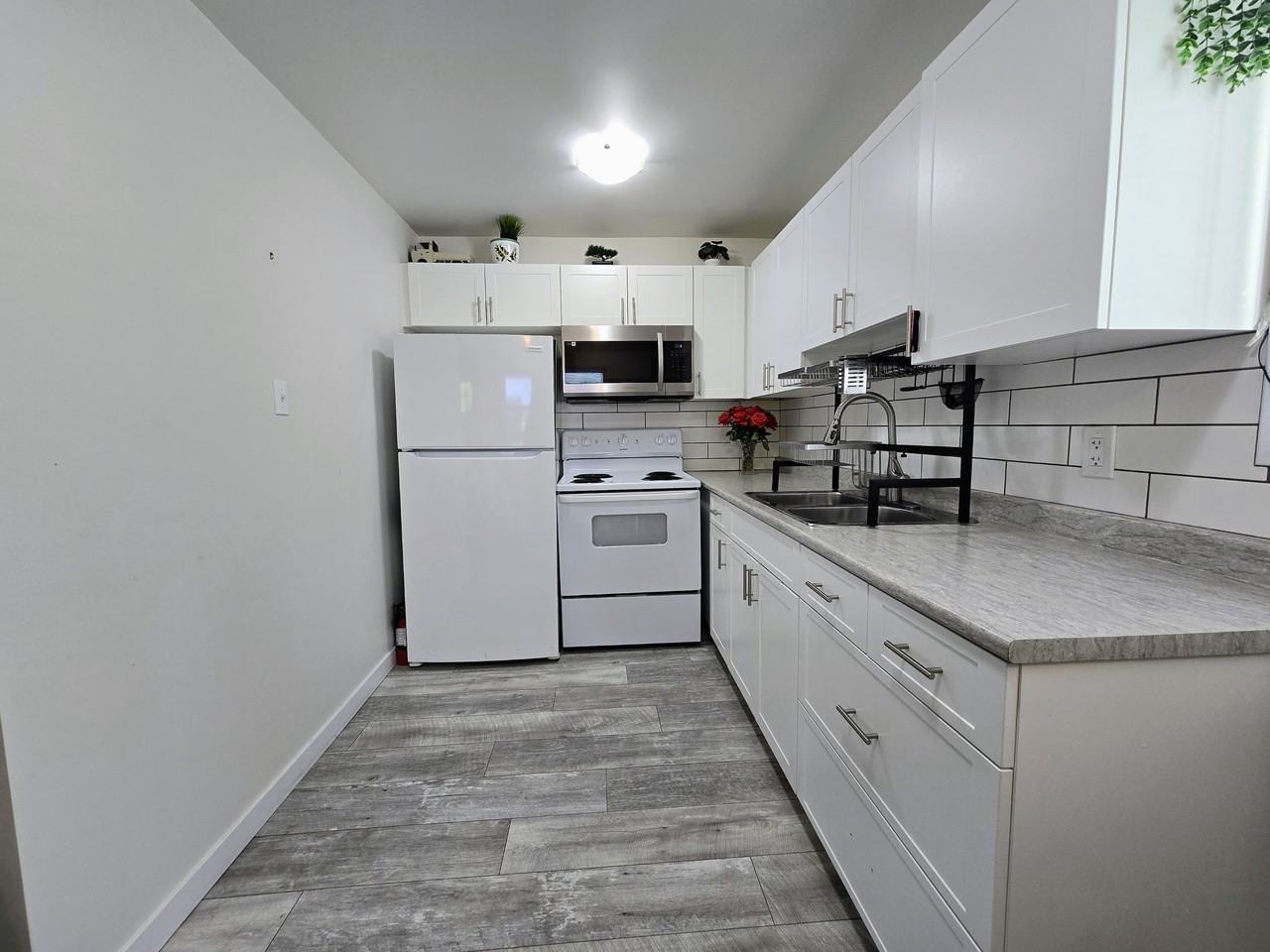 908 Madeline St - Photo 3 of 12