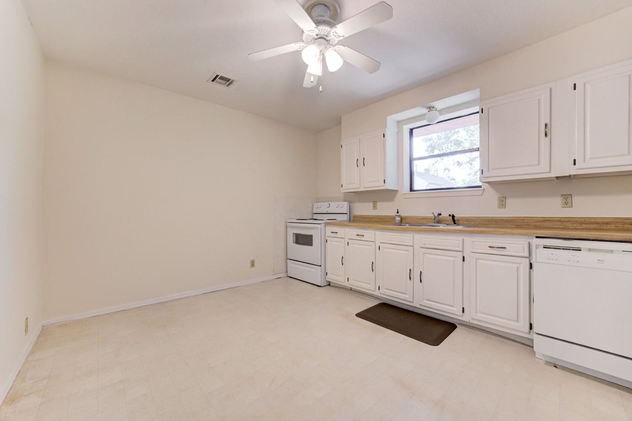 602 S Flood Ave #602 - Photo 2 of 9