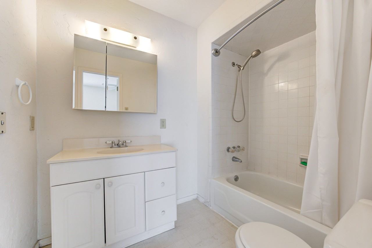 602 S Flood Ave #602 - Photo 3 of 9