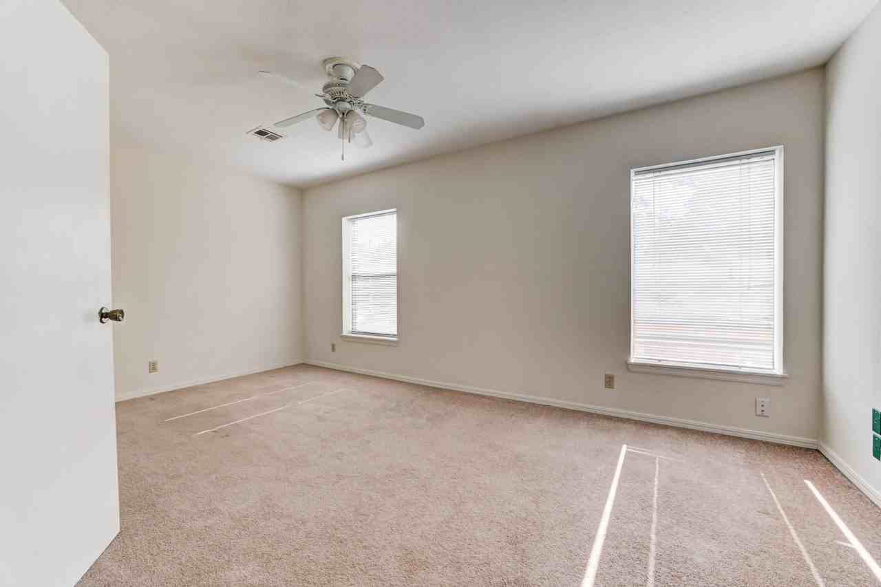 602 S Flood Ave #602 - Photo 7 of 9