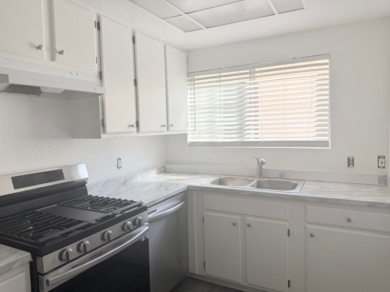 Classic and Modern 715 S Oxford Avenue Apartments! - Photo 2 of 13