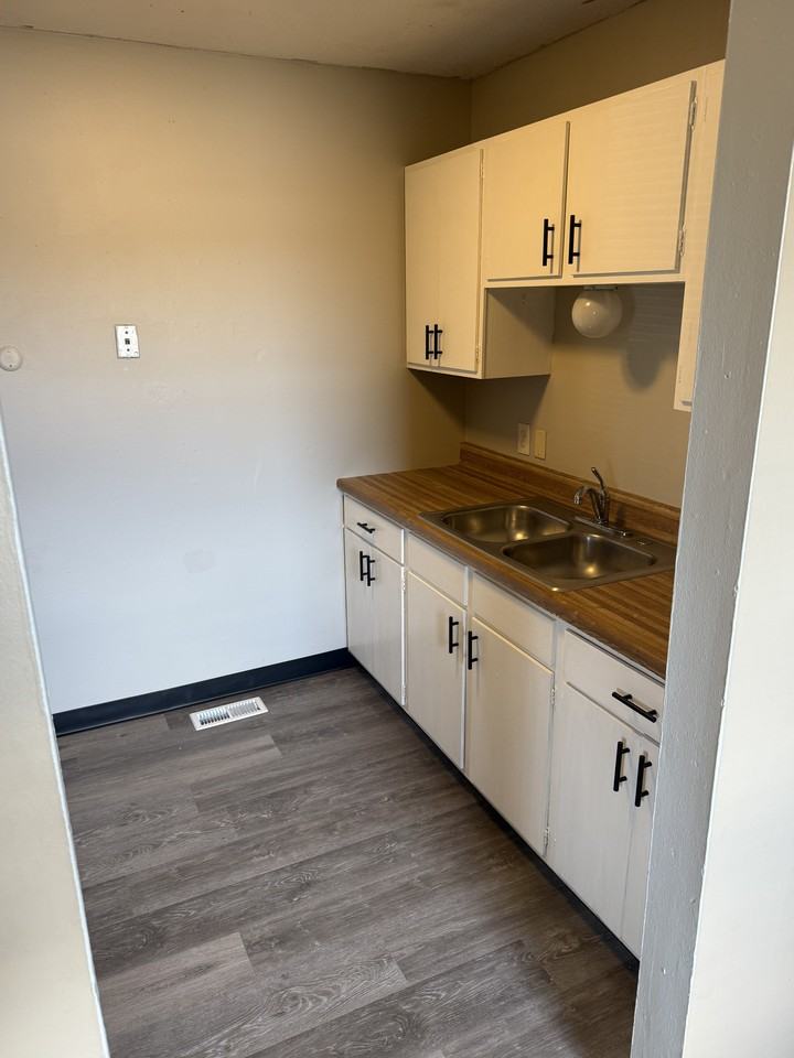 908 E 17th Ave Apt E2 #E2 - Photo 3 of 6