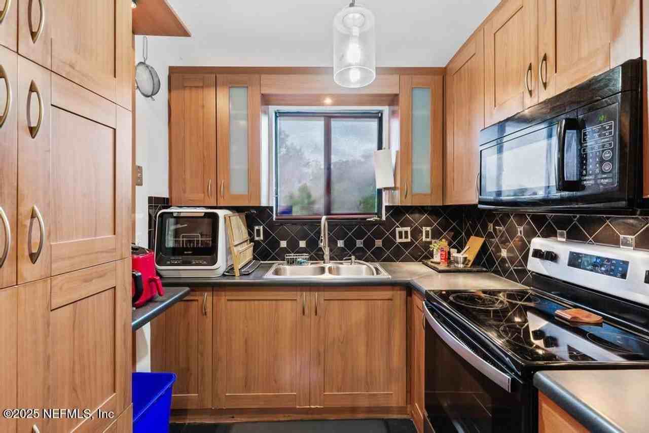2423 Seabury Pl N - Photo 4 of 21