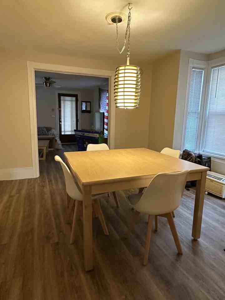 1043 Memorial Ave #1 - Photo 3 of 25