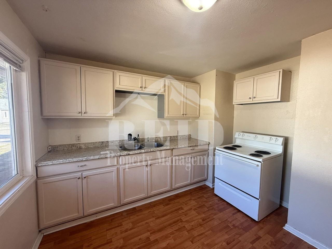 324 Willow St - Photo 7 of 17