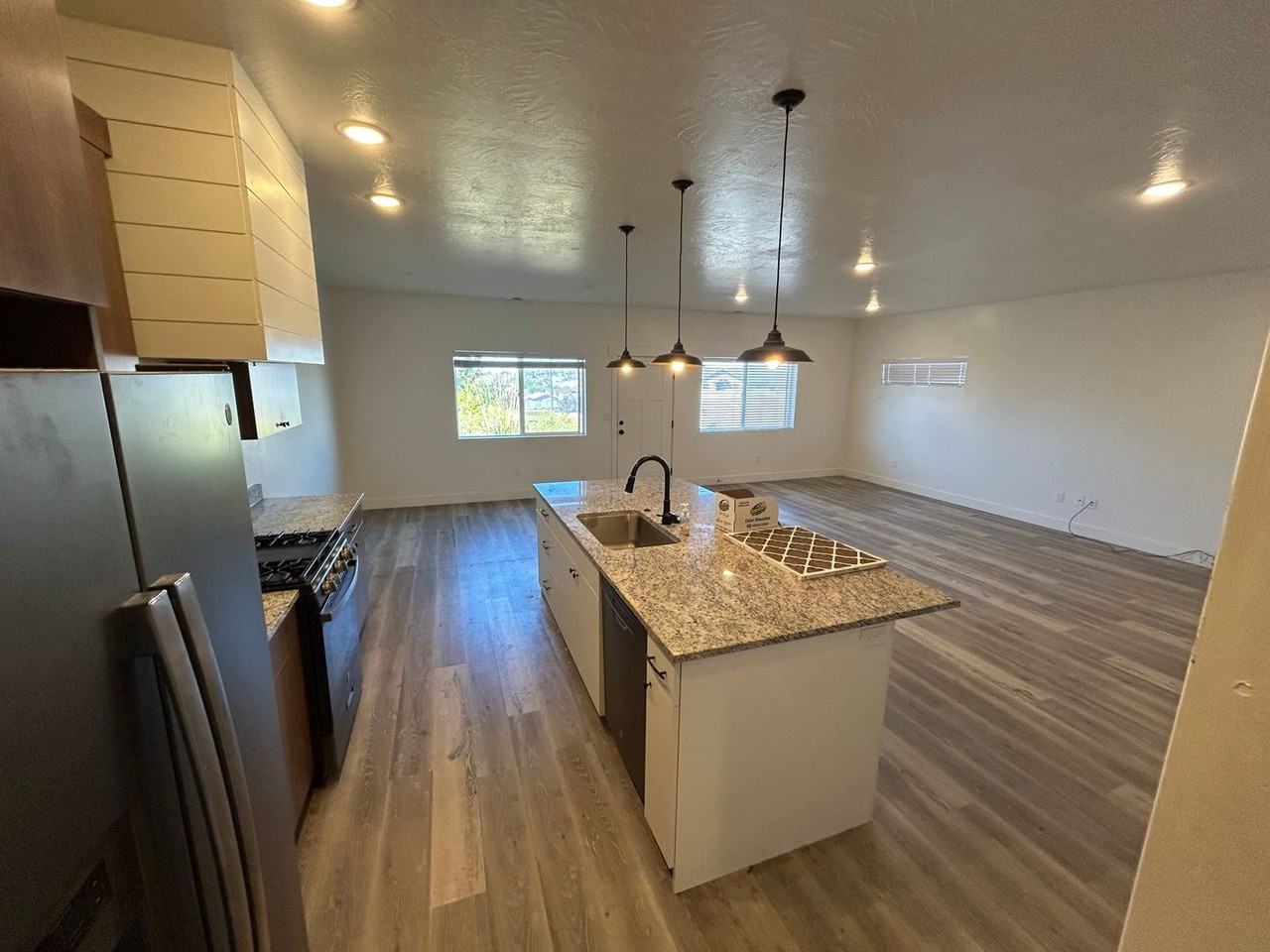 880 S 25 E - Photo 2 of 12