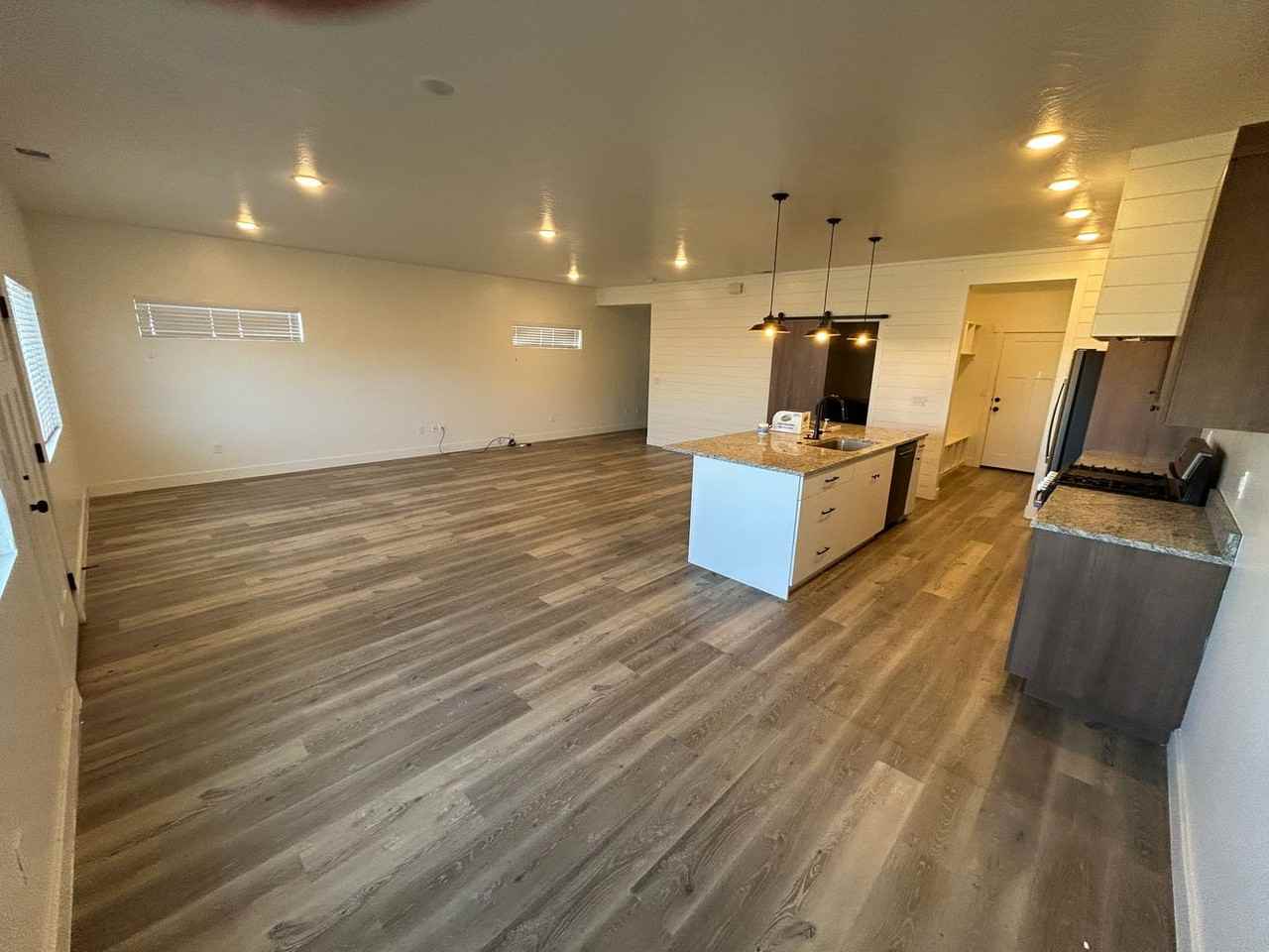 880 S 25 E - Photo 3 of 12