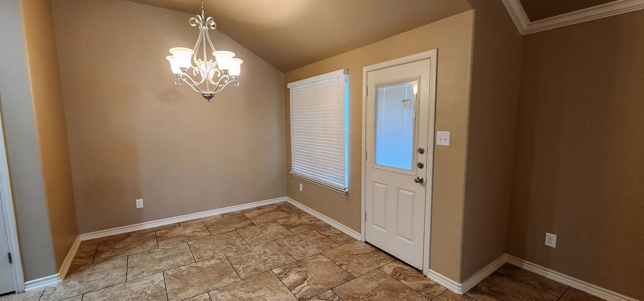 5605 Settlers Ct Apt B - Photo 3 of 21