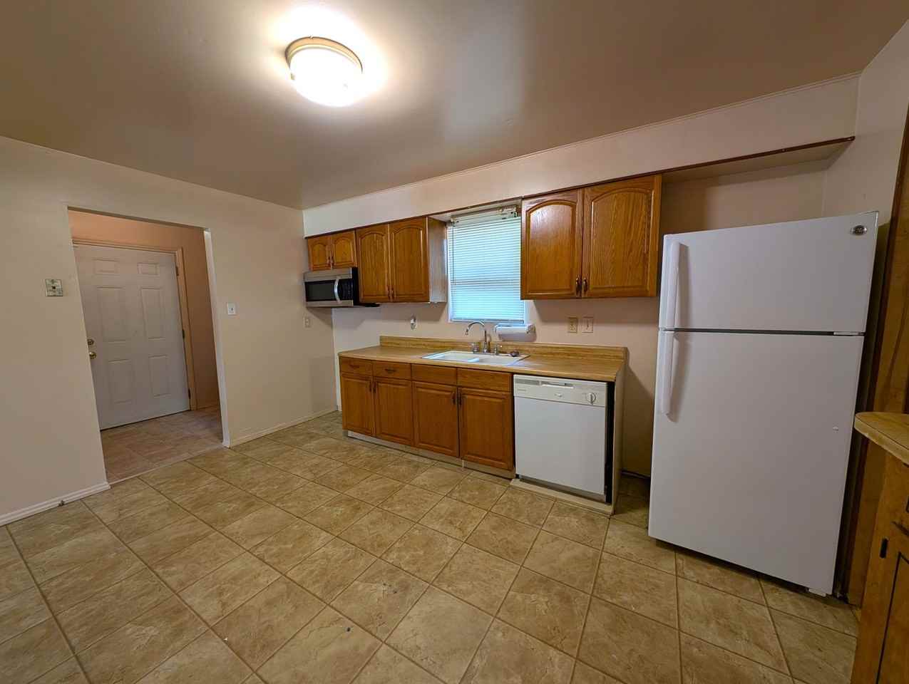 411 Montrose St - Photo 2 of 17