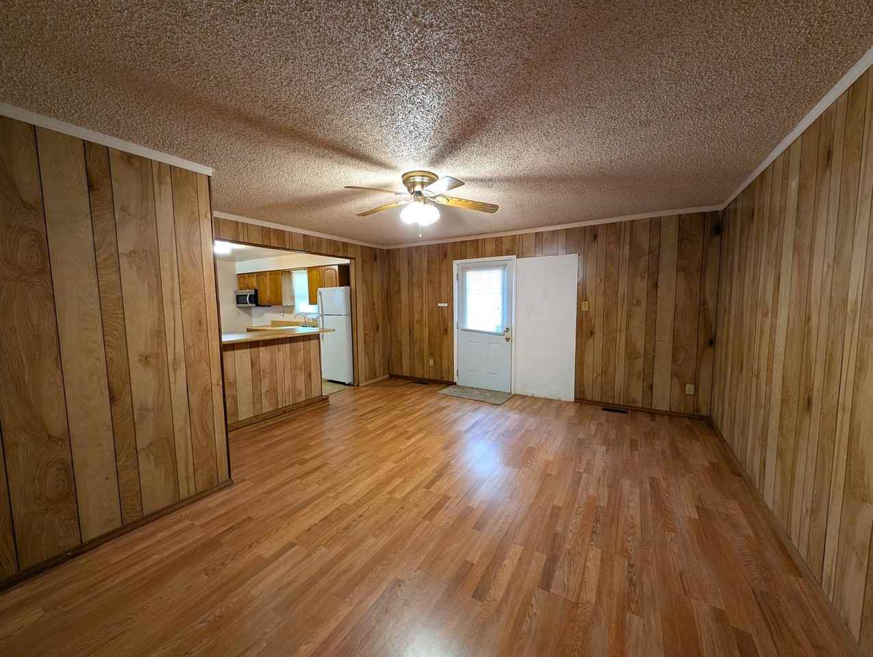 411 Montrose St - Photo 3 of 17