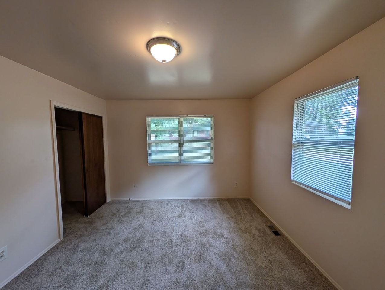411 Montrose St - Photo 5 of 17