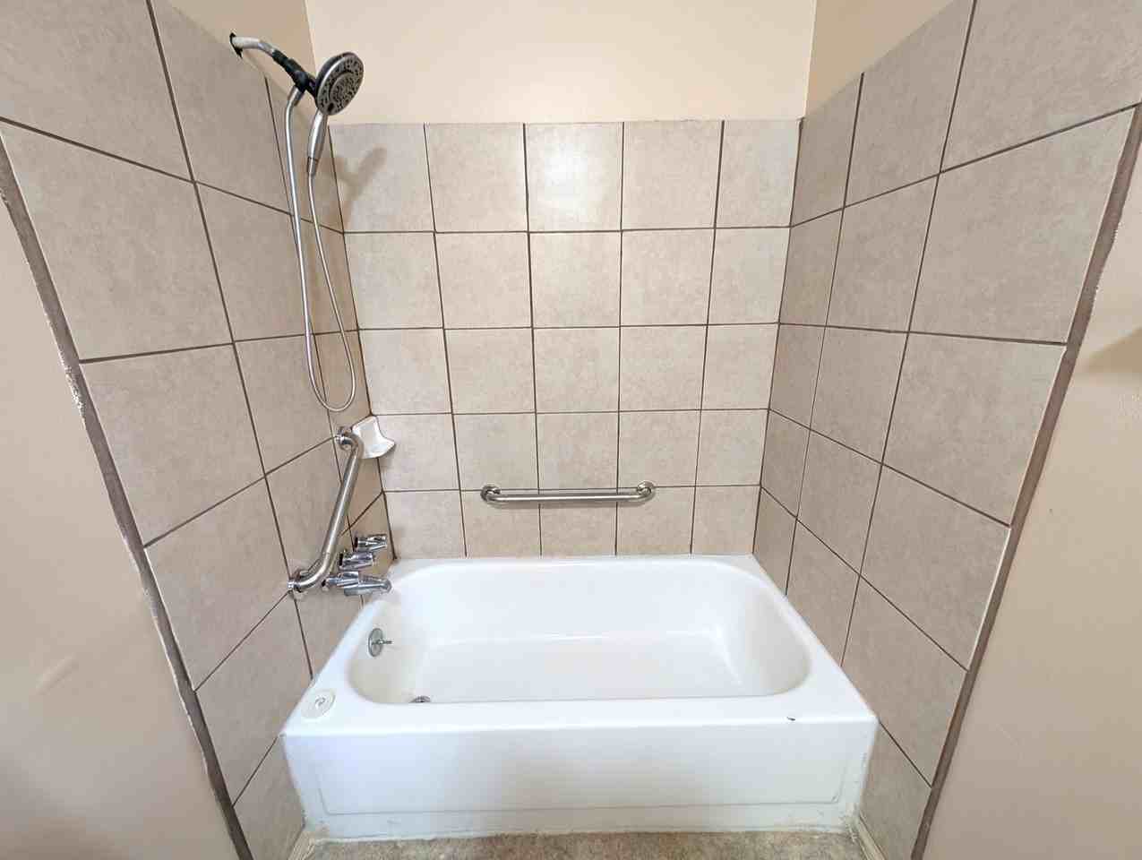 411 Montrose St - Photo 7 of 17