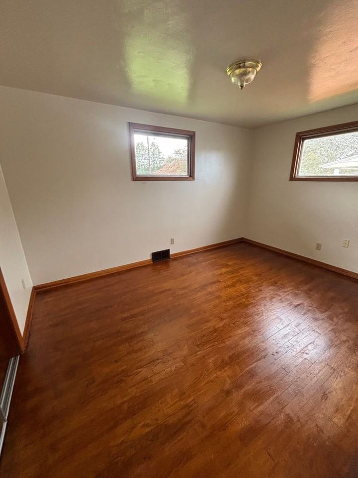 1109 Lake St - Photo 4 of 9