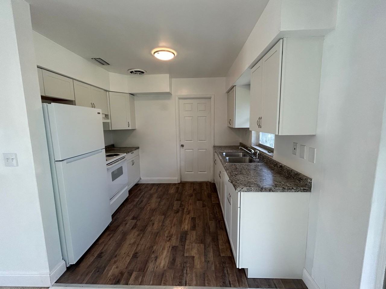 1148 Clearwater Rd - Photo 4 of 7