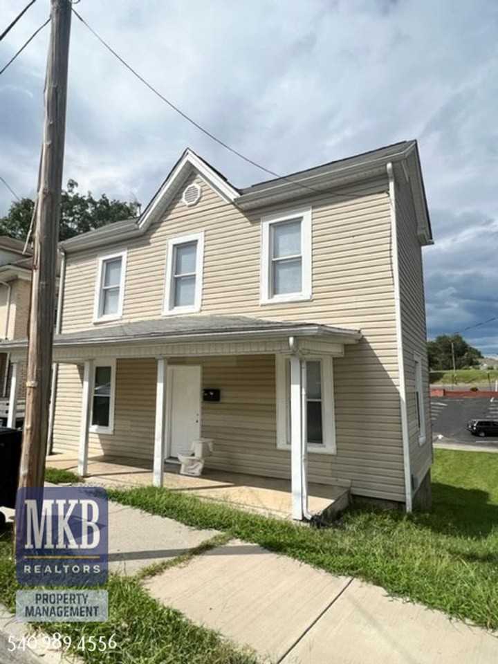 501 Rutherford Ave Nw - Photo 2 of 12