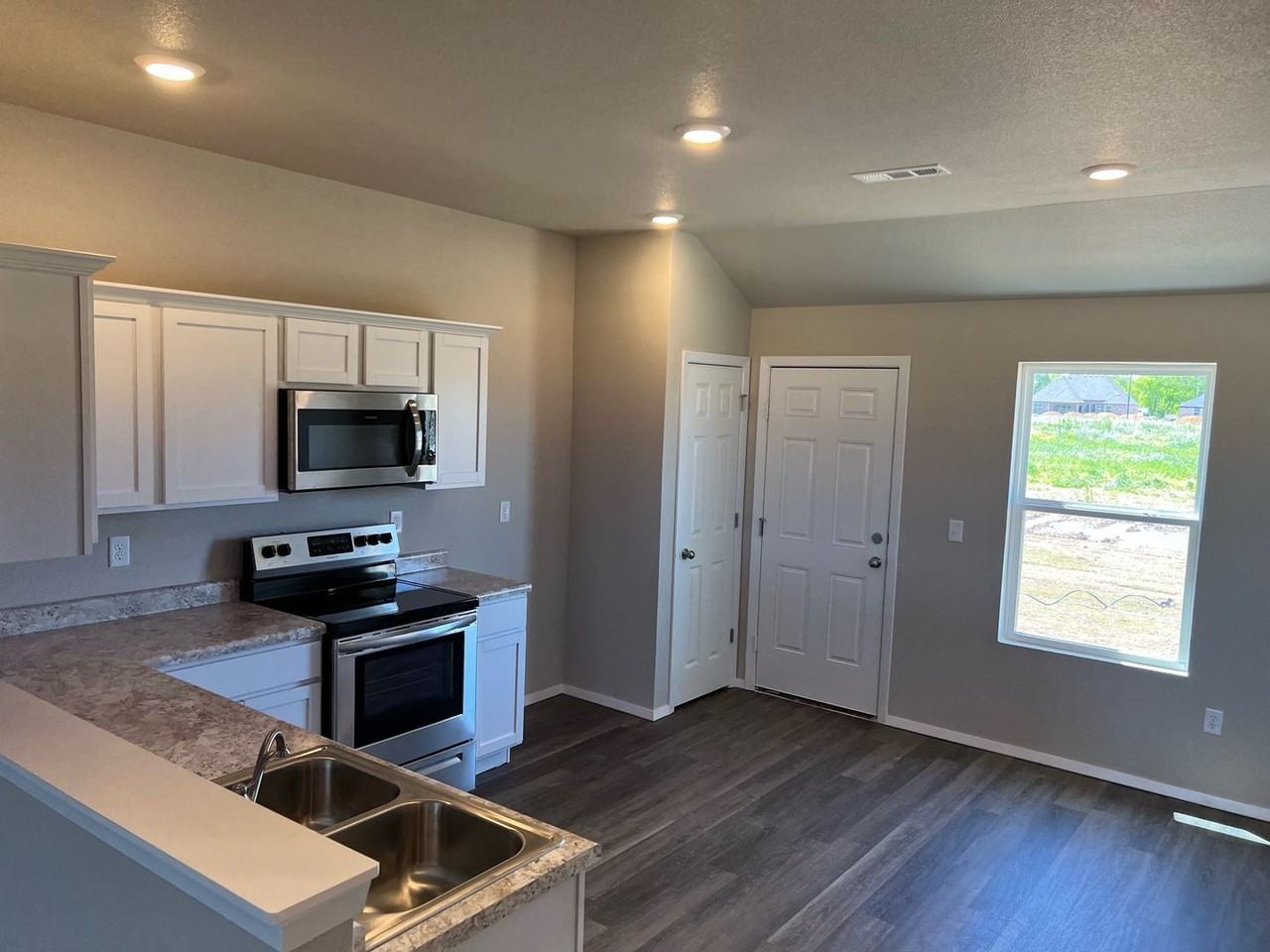 812 W Tanner Dr - Photo 4 of 14