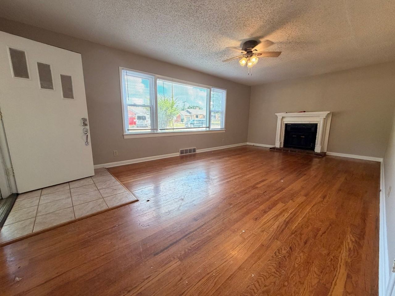1317 S Kentwood Ave - Photo 3 of 29