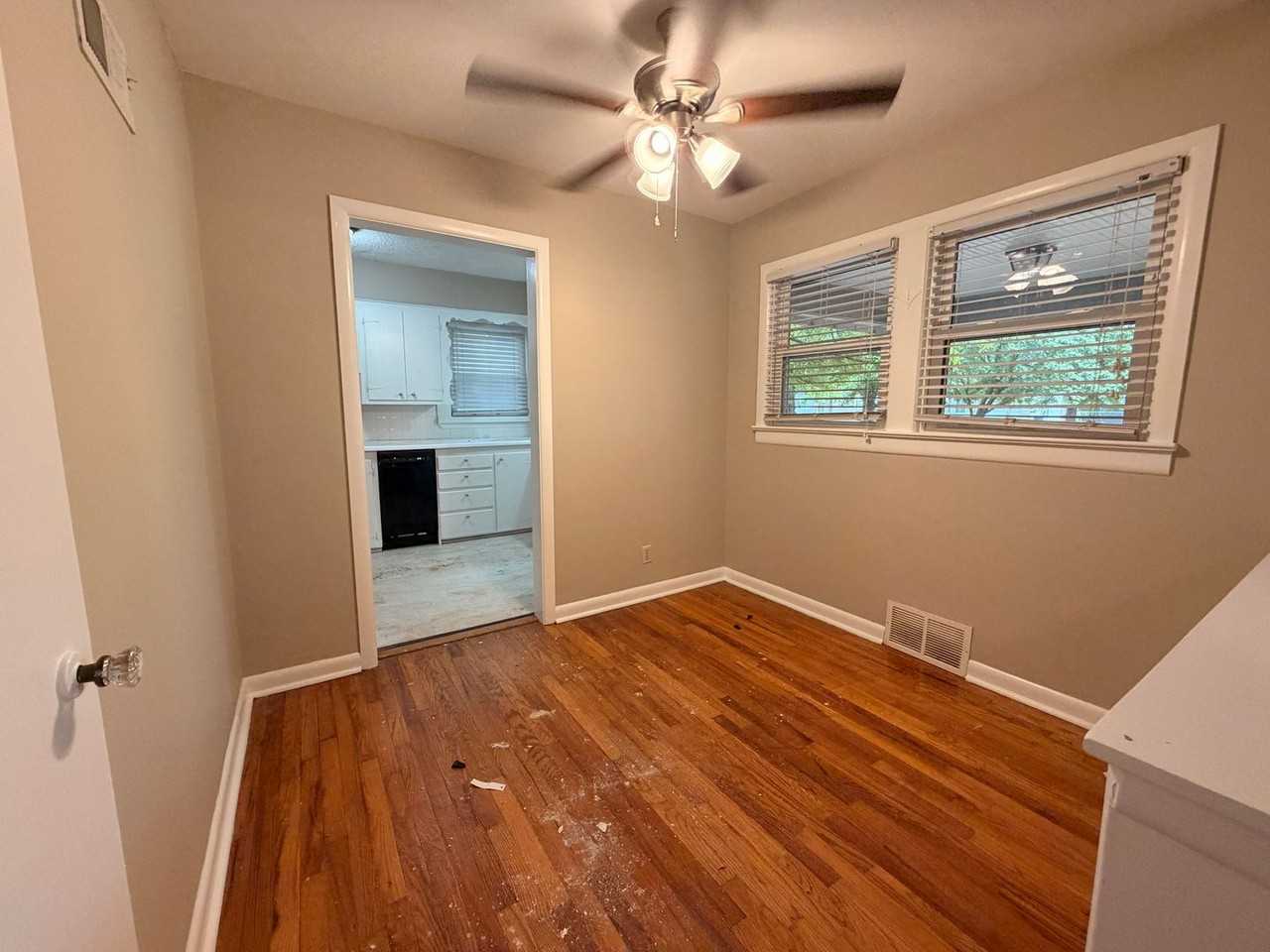 1317 S Kentwood Ave - Photo 7 of 29
