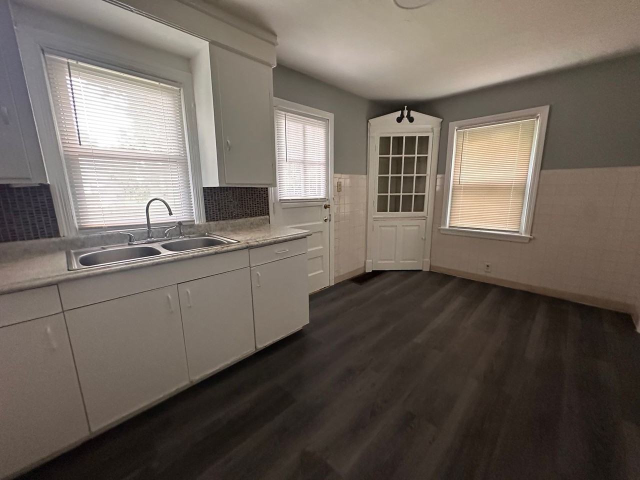 5049 Jefferson St - Photo 4 of 11