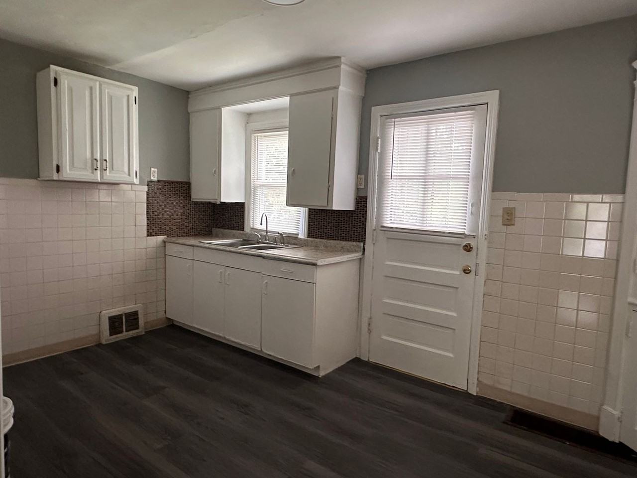 5049 Jefferson St - Photo 5 of 11