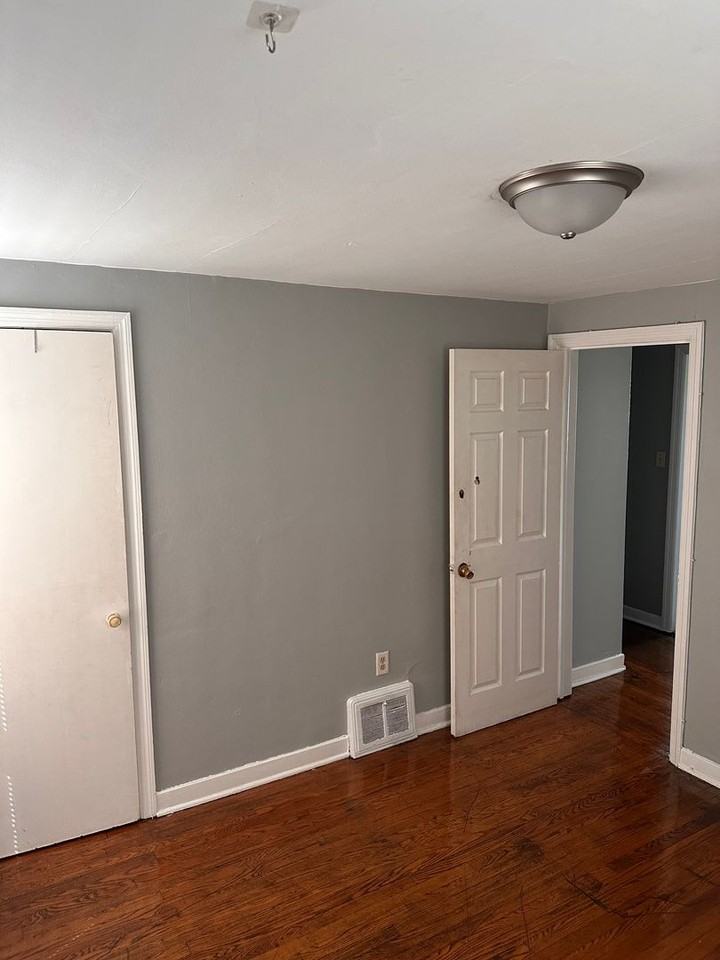 5049 Jefferson St - Photo 7 of 11